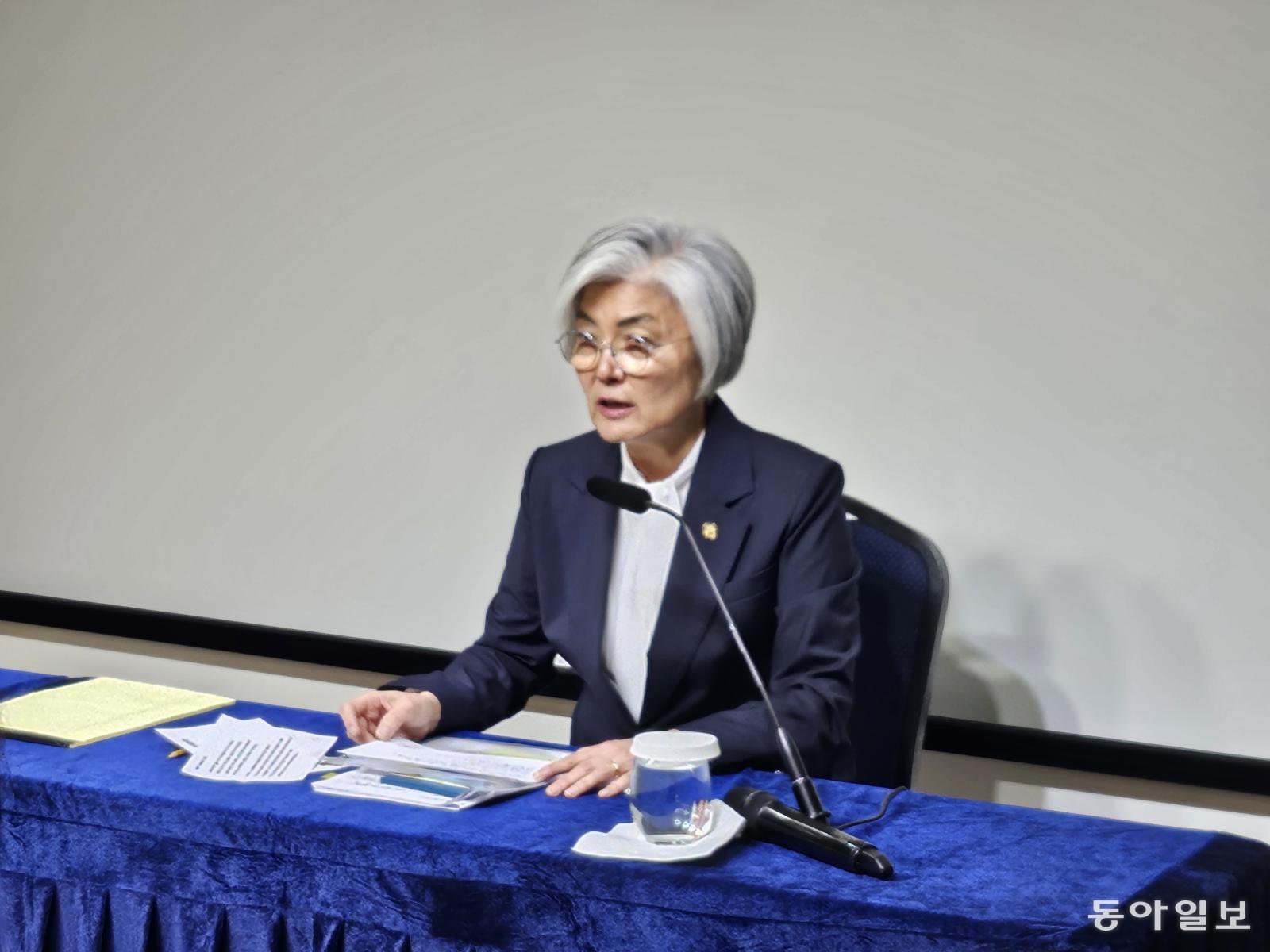 강경화 주미 한국대사가 18일(현지 시간) 워싱턴의 한국문화원에서 한국 특파원단과 만나 발언을 하고 있다. 워싱턴=신진우 특파원 niceshin@donga.com