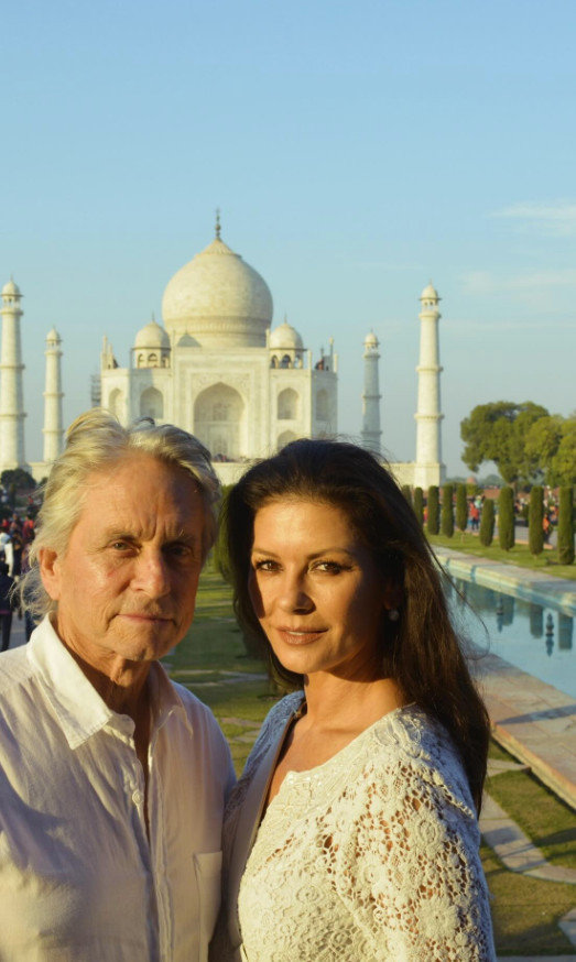 캐서린 제타 존스가 인스타그램에 결혼 25주년 기념 사진을 공개하며 남편 마이클 더글라스를 향한 여전한 애정을 드러냈다. 과거 결혼식 사진과 근황도 함께 전했다.. 인스타그램 캡처