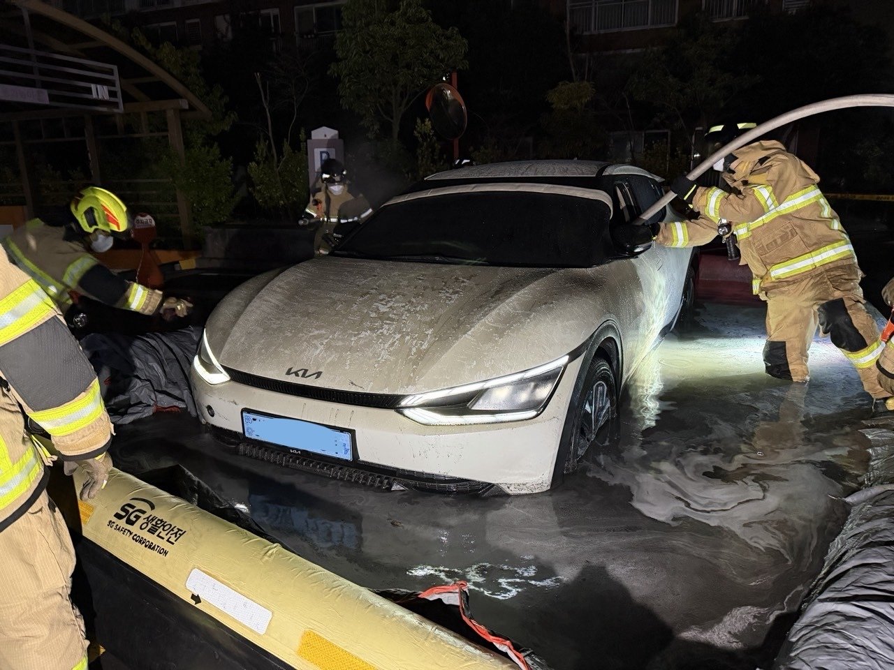 소방당국이 19일 새벽 전기차에 발생한 화재를 끄고 있다. 제주소방본부 제공