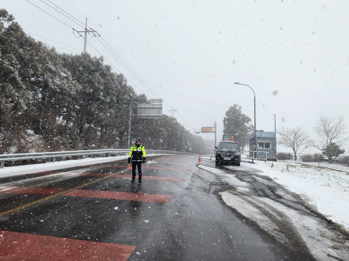 제주 산간도로에서 경찰이 교통통제를 하고 있다. 뉴스1