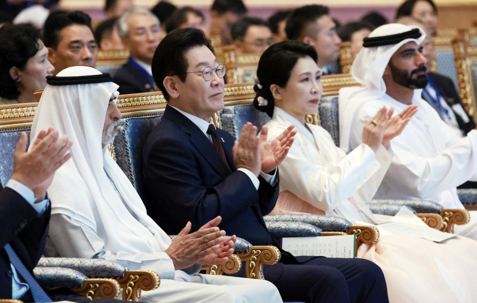 아랍에미리트(UAE)를 국빈 방문 중인 이재명 대통령과 김혜경 여사가 18일(현지 시간) 아부다비 카사르 알 와탄 대통령궁에서 열린 ‘문화, UAE와 한국을 잇다’ 한-UAE 문화교류 행사에서 공연을 보며 박수치고 있다. 2025.11.18. 뉴시스