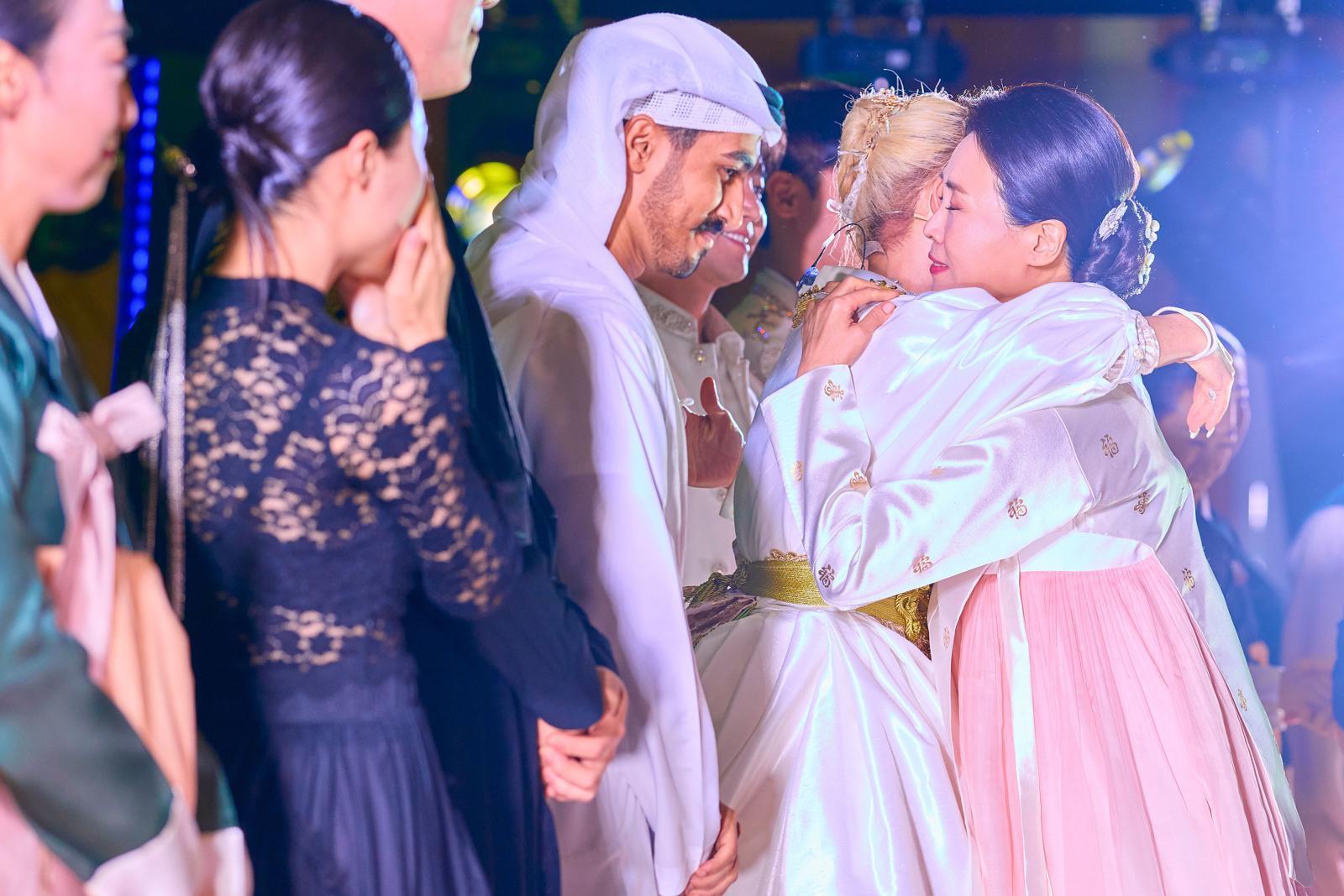 김혜경 여사가 18일(현지 시간) 아부다비 카사르 알 와탄 대통령궁에서 열린 ‘문화, UAE와 한국을 잇다’ 한-UAE 문화교류 행사에서 공연을 관람한 뒤 소프라노 조수미와 포옹하고 있다. (공동취재) 2025.11.18. 뉴시스