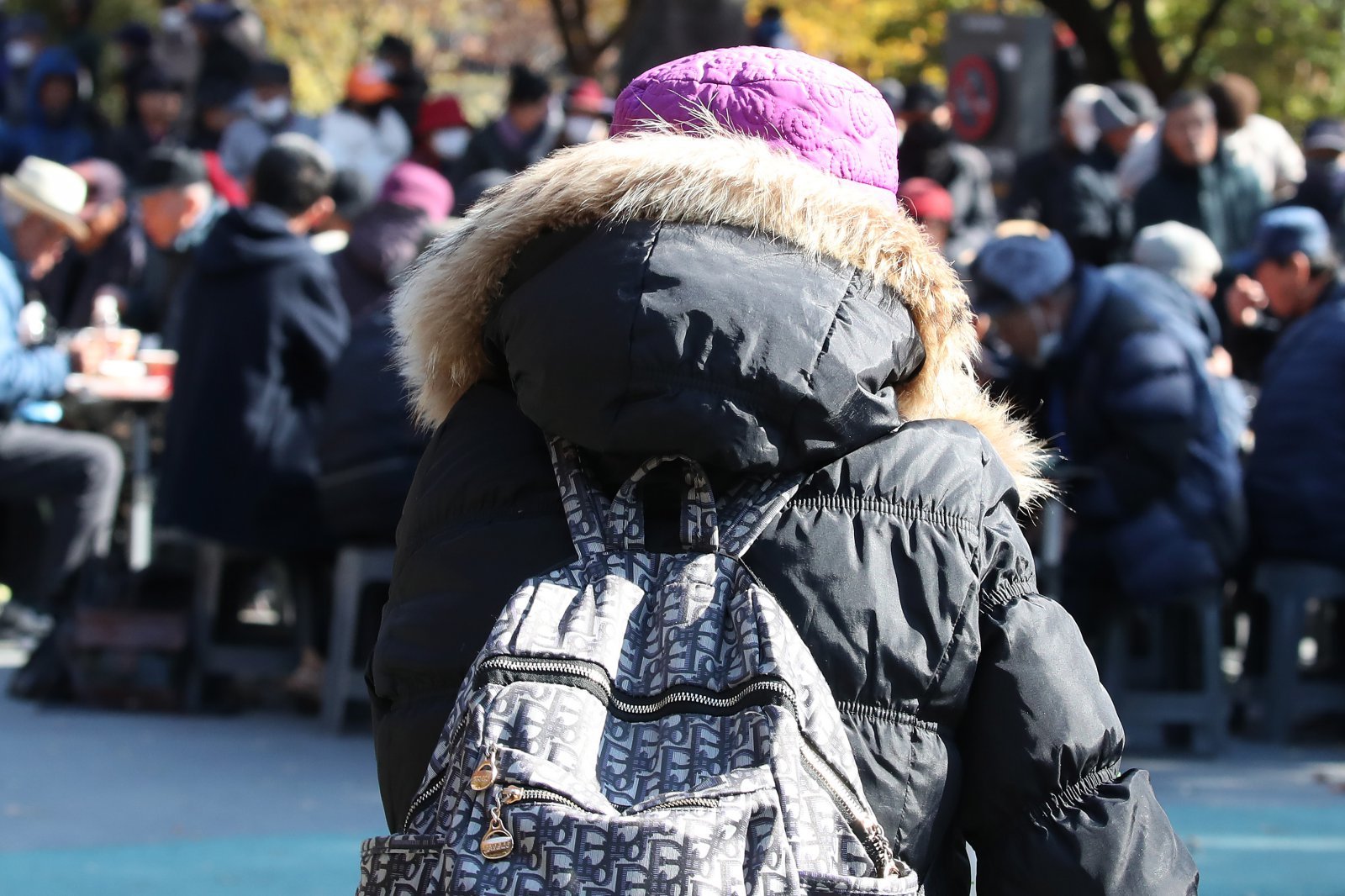 기온이 크게 내려가 초겨울 날씨를 보인 18일 대구 달서구 두류공원 사랑해밥차 무료급식소에서 점심 배식을 받은 시민이 식사할 곳을 찾고 있다. 2025.11.18 뉴스1
