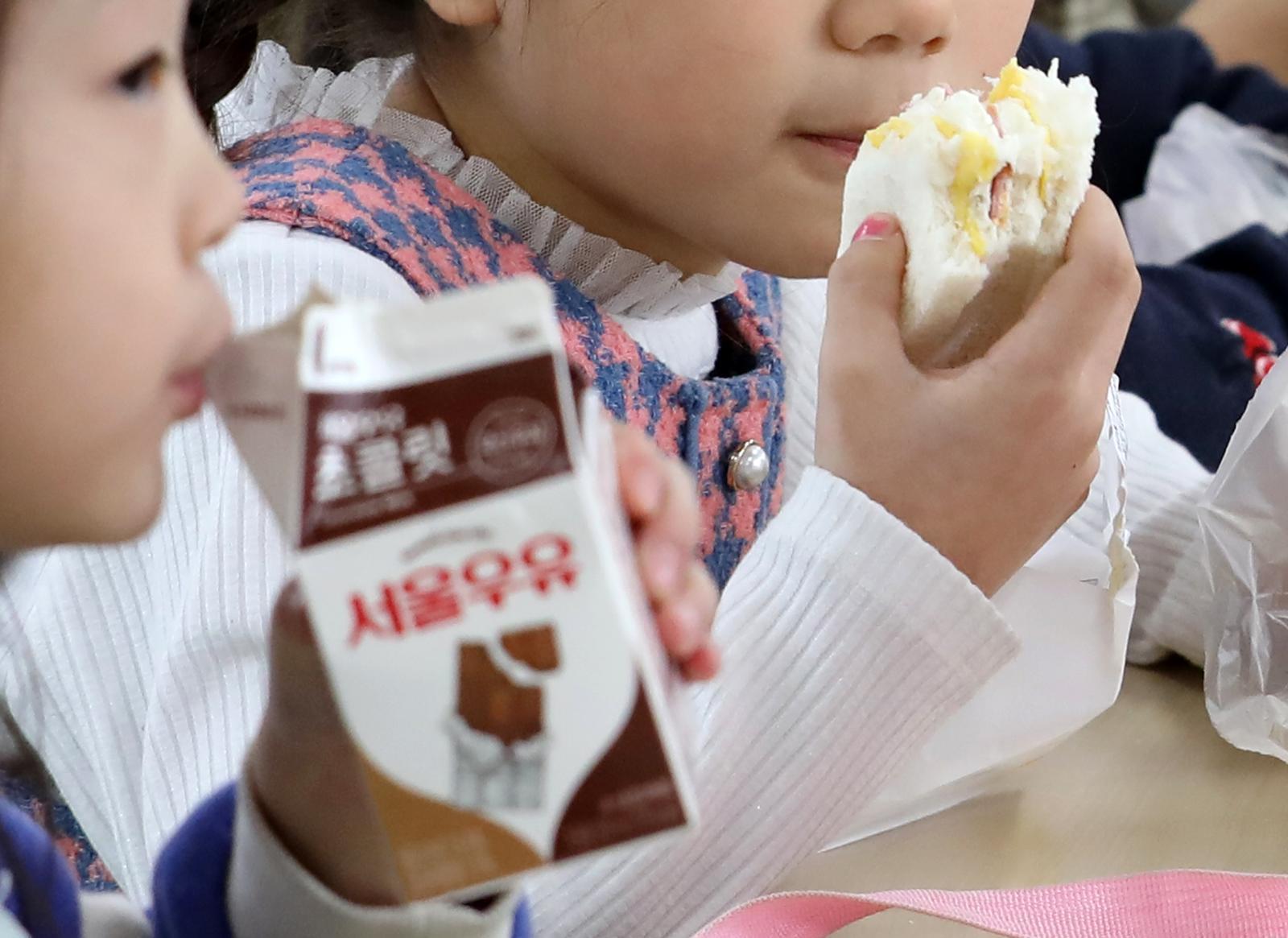 학생들이 대체급식으로 나온 샌드위치·우유·바나나 등으로 점심을 먹고 있다. 뉴스1