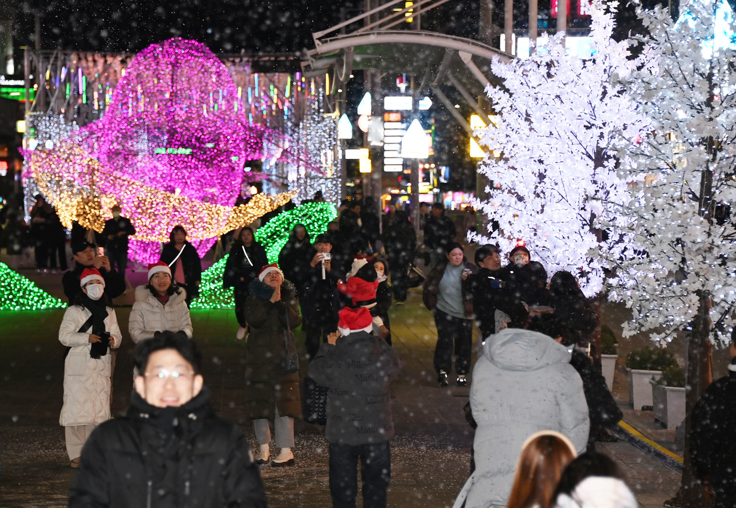 지난해 12월 부산 해운대구 구남로에서 열린 해운대 빛축제에 많은 방문객으로 붐비고 있다. 해운대구 제공