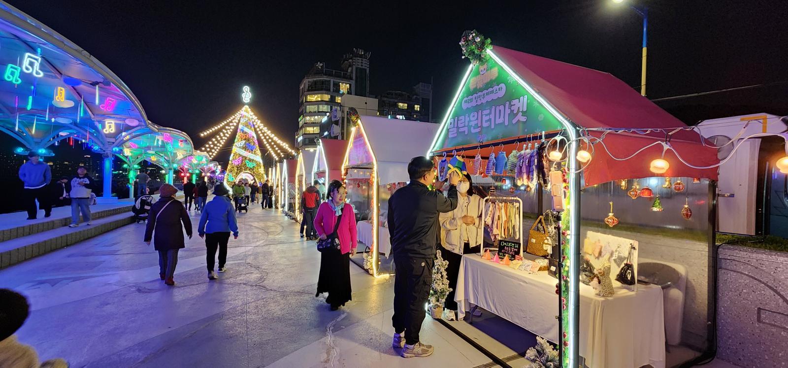 부산 수영구 민락수변공원에서 진행되고 있는 ‘제2회 밀락루체페스타’의 모습. 수영구 제공