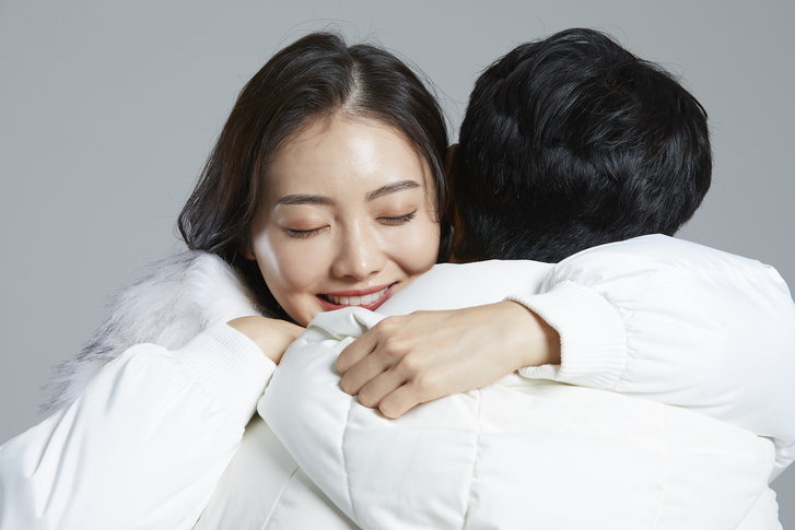 지퍼가 갑자기 안 잠기거나 열리는 현상은 슬라이더 유격이 벌어져 엘리먼트가 맞물리지 않기 때문에 발생한다. 펜치로 슬라이더를 조여 해결할 수 있으며, 천이 끼었을 때는 끼임의 깊이에 따라 슬라이더를 여는 방향으로 처리해야 한다. 사진=게티이미지뱅크.