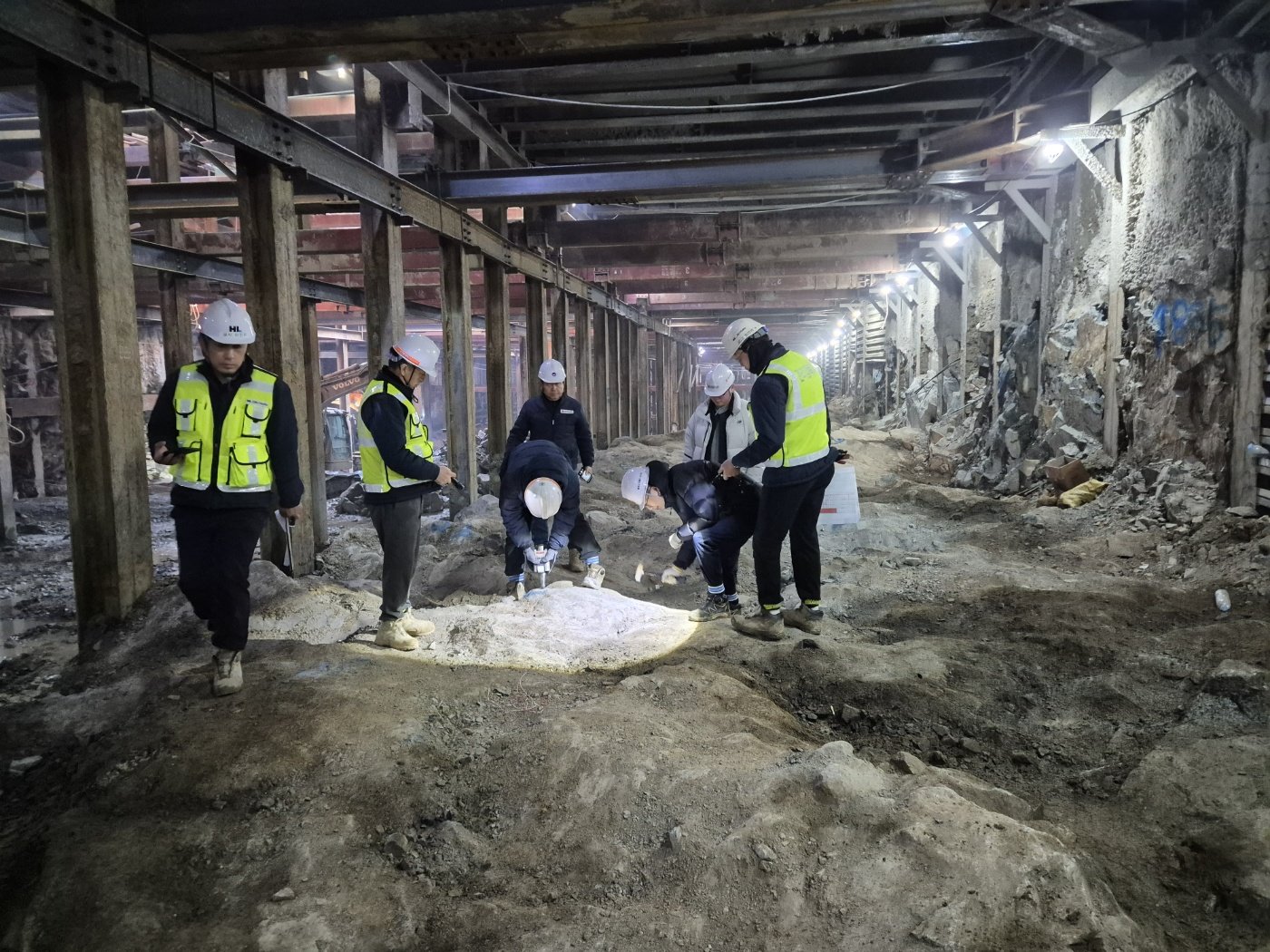 광주시 도시철도건설본부는 도시철도 2호선 1단계 구간인 남구 백운광장 주변 공사현장에서 암반이 발견돼 공사추진에 어려움을 겪었다. 광주시 제공.