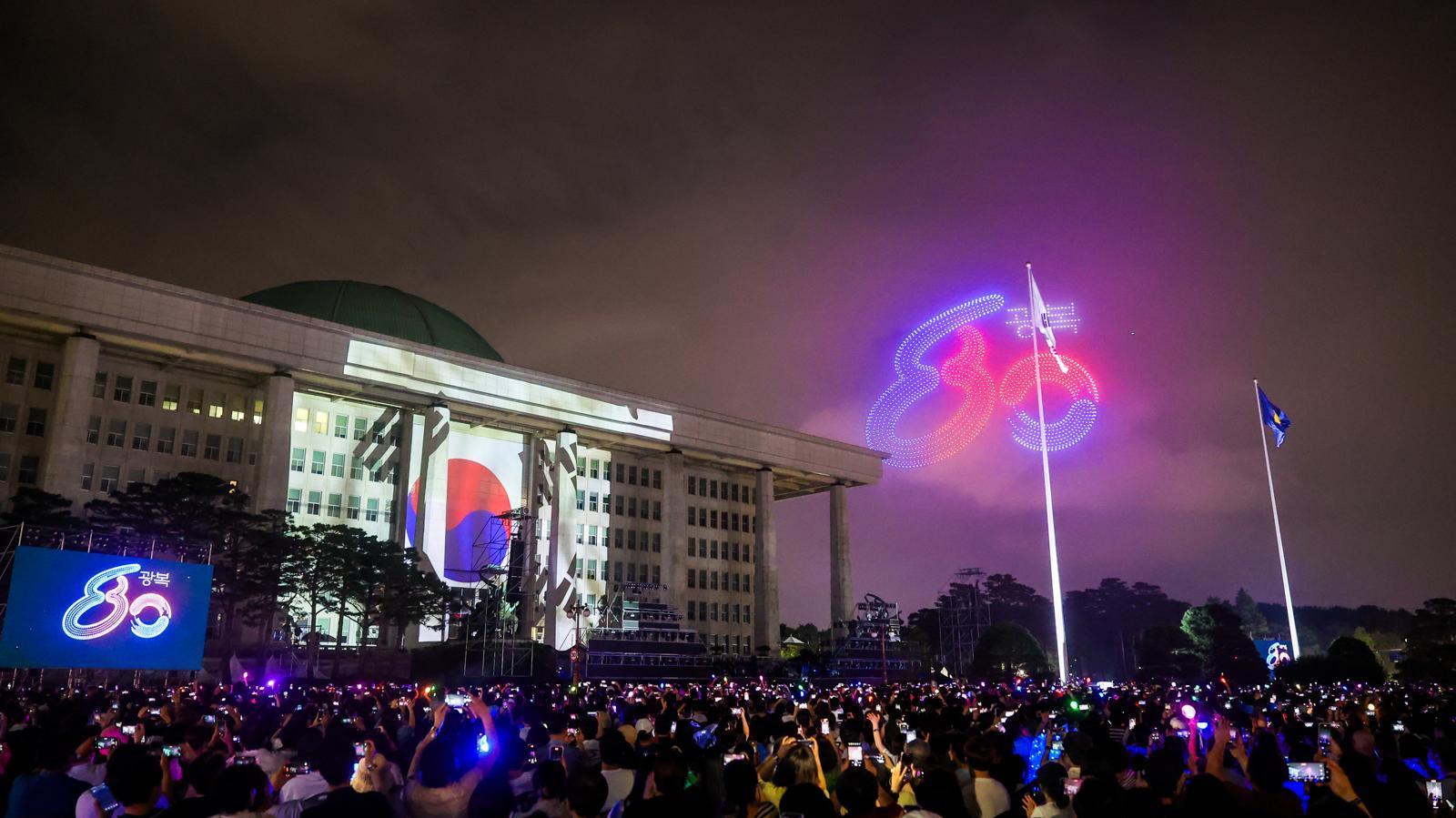 지난 8월 14일 오후 국회 앞에서 열린 광복80주년 전야제에서 드론쇼가 펼쳐지고 있다. 국가보훈부 제공