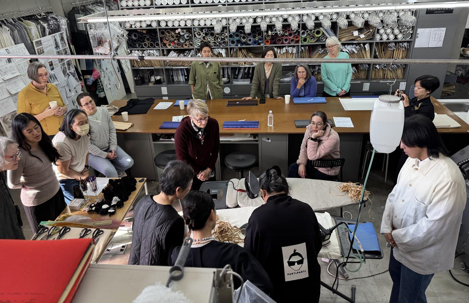 미국 샌프란시스코에서 활동 중인 이영민 보자기 작가가 다양한 분야의 창작자들과 함께 10월 17일 파츠파츠 랩을 방문했다. 특히 ‘1yd Pilot Free-making’이라는 제목으로 진행된 워크숍을 통해 폐원단을 활용해 자유롭게 디자인과 재단을 해보는 등 제로 웨이스트 패턴 구조와 무봉제 공정을 직접 체험했다. 파츠파츠 제공