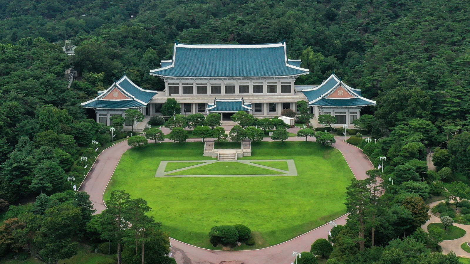 청와대 일반 관람 임시 중단을 하루 앞둔 31일 서울 종로구 청와대 모습이 보이고 있다.  청와대는 이재명 대통령의 집무실 복귀를 앞두고 보안 및 안전 점검을 위해 내일(1일)부터 일반인 관람이 임시 중단된다. 2025.07.31. [서울=뉴시스]