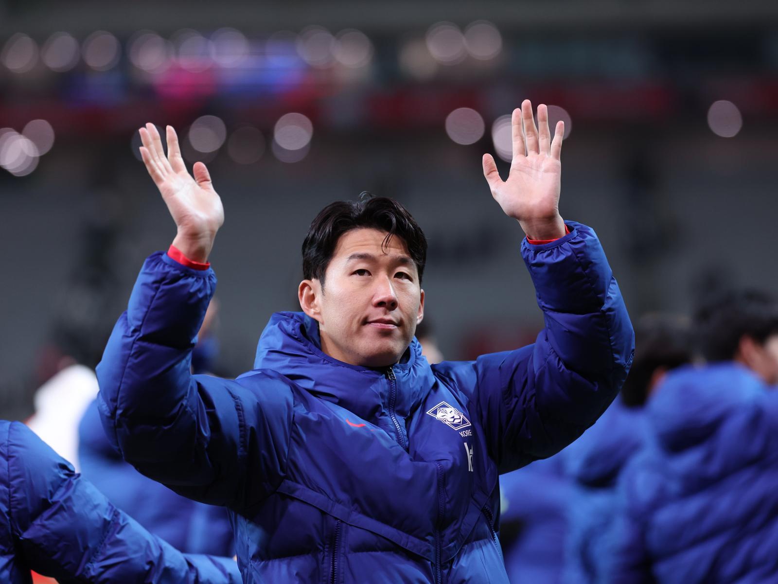 18일 오후 서울 마포구 서울월드컵경기장에서 열린 ‘하나은행 초청 국가대표팀 친선경기’ 대한민국과 가나와의 경기에서 대한민국 손흥민이 가나에 1대0 승리를 거둔 뒤 팬들에게 손 흔들어 인사하고 있다. ⓒ News1