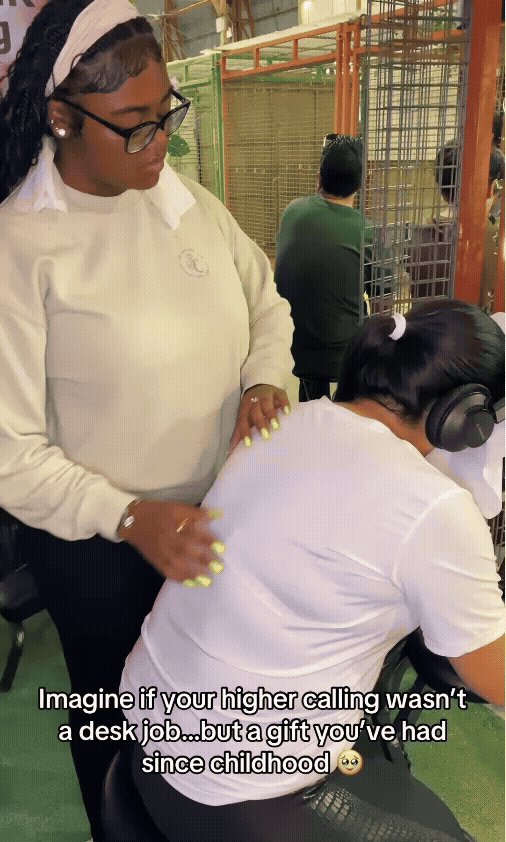 미국 플로리다의 ‘스크래처 걸스’에서 제공 중인 등 긁기 서비스 모습. 인스타 scratchergirls