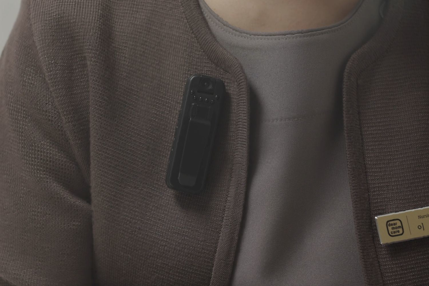 바디캠을 통해 돌봄 과정을 데이터화하고, AI가 이를 분석해 품질을 체계적으로 관리한다 / 출처=케어러스