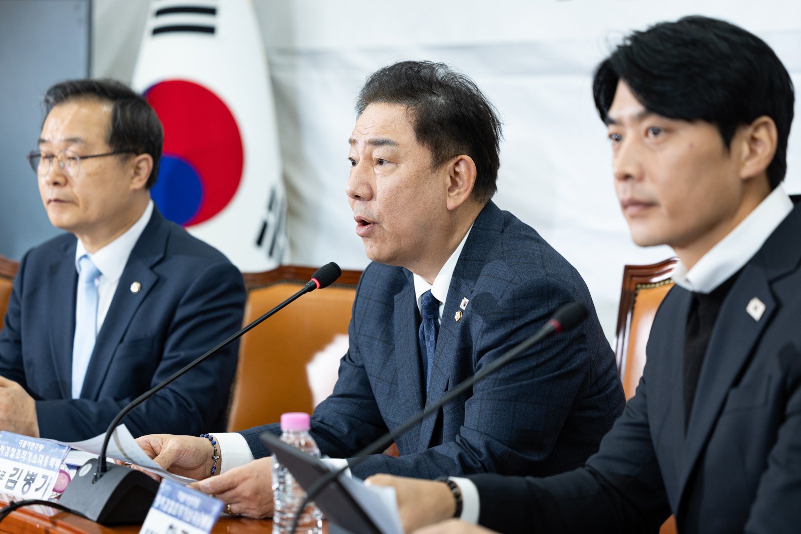 김병기 더불어민주당 원내대표가 19일 서울 여의도 국회에서 열린 정치검찰 조작기소대응 특별위원회 전체회의에서 모두 발언을 하고 있다. 2025.11.19/뉴스1