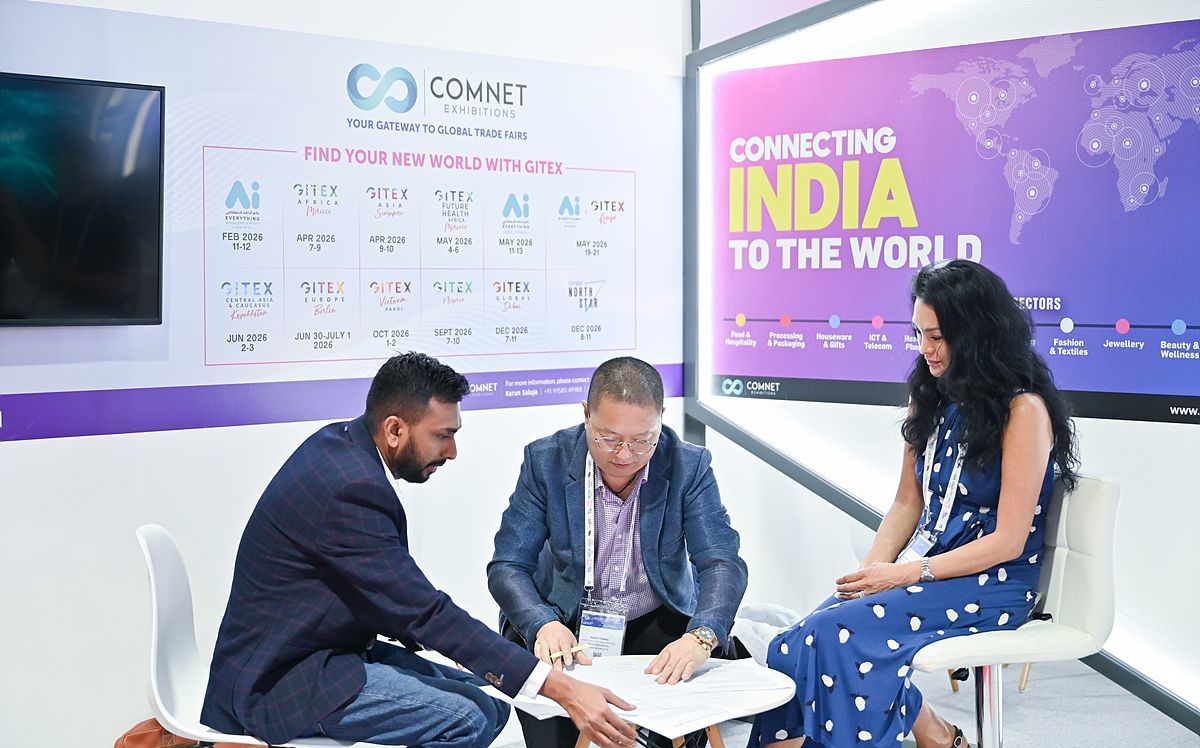 스타트업 글로벌 진출(두바이) 프로그램의 일환으로 자이텍스 2025에 참가해 MOU를 맺는 황준호 스튜디오팝콘 대표(가운데) / 출처=서울과학기술대학교