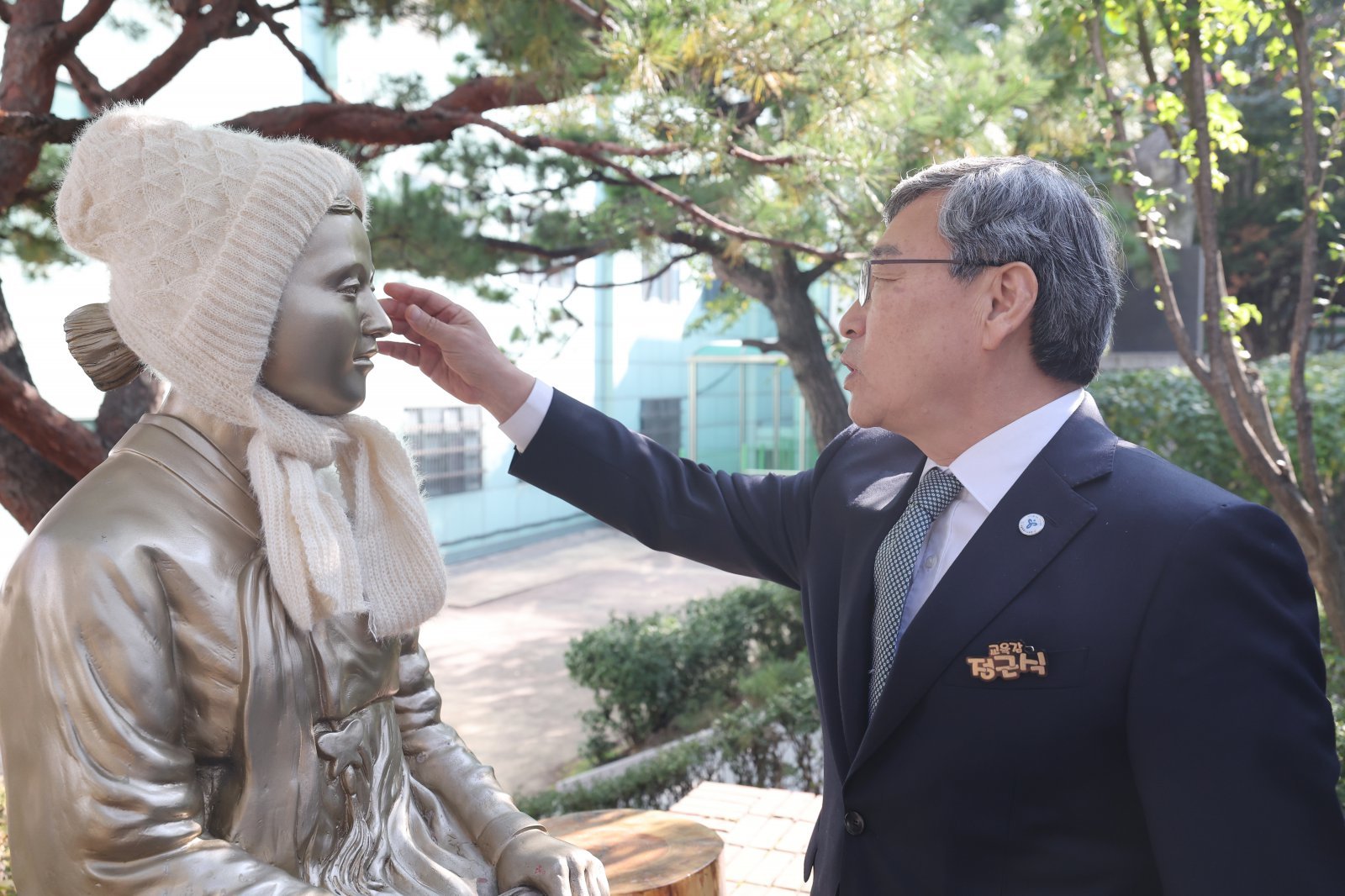 정근시 서울시교육감이 평화의 소녀상 철거 집회를 예고한 서울의 한 고등학교를 찾아 소녀상에 털모자를 씌어주고 있다. (서울시교육감 제공) 2025.11.5 뉴스1