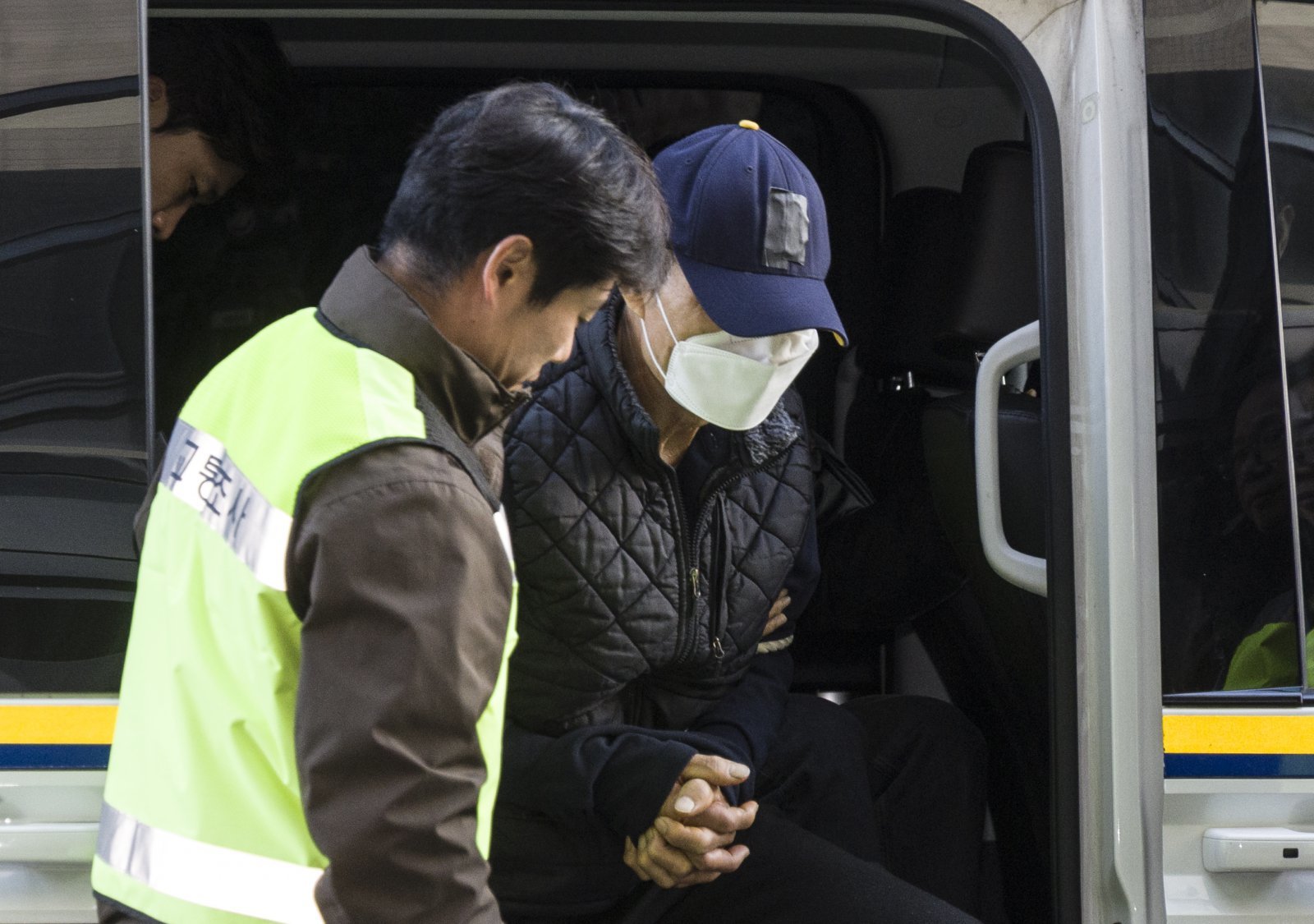 경기 부천 제일시장에서 트럭 돌진사고를 낸 60대 운전자 A씨가 15일 오후 경기 부천시 인천지방법원 부천지원에서 열린 구속 전 피의자 심문(영장실질심사)에 출석하고 있다. 2025.11.15. [부천=뉴시스]