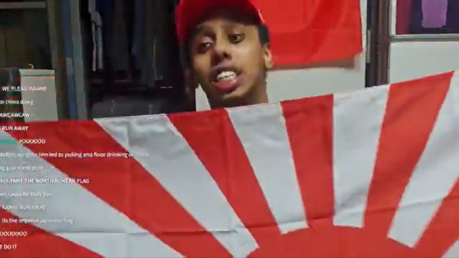 욱일기를 펼쳐 보이며 방송하고 있는 조니 소말리. 그는 유튜브 라이브 방송을 통해 소녀상에 모욕적인 행위를 하고, 욱일기를 사용하며 독도를 일본식 명칭인 ‘다케시마’로 언급하는 등 한국 역사와 국민을 도발해 공분을 샀다. ⓒ뉴시스