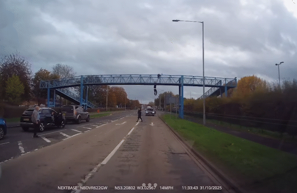 영국 가수 맷 존슨이 삶을 포기하려던 남성의 생명을 구했다. 그는 차가 훼손되는 것을 감수하고 육교에 매달린 남성을 지붕으로 받아내 지역 사회의 찬사를 받고 있다.맷 존슨 인스타그램 영상 갈무리