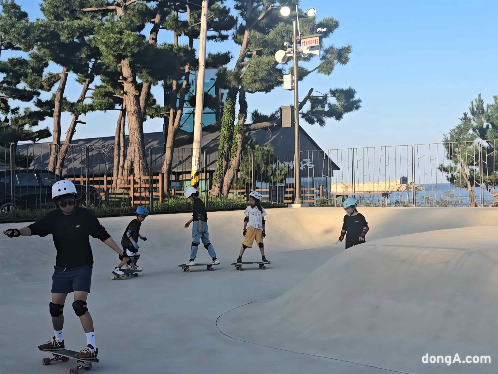 양양군체육회가 추진한 서핑특화 생활체육 프로그램 랜드서핑 모습.