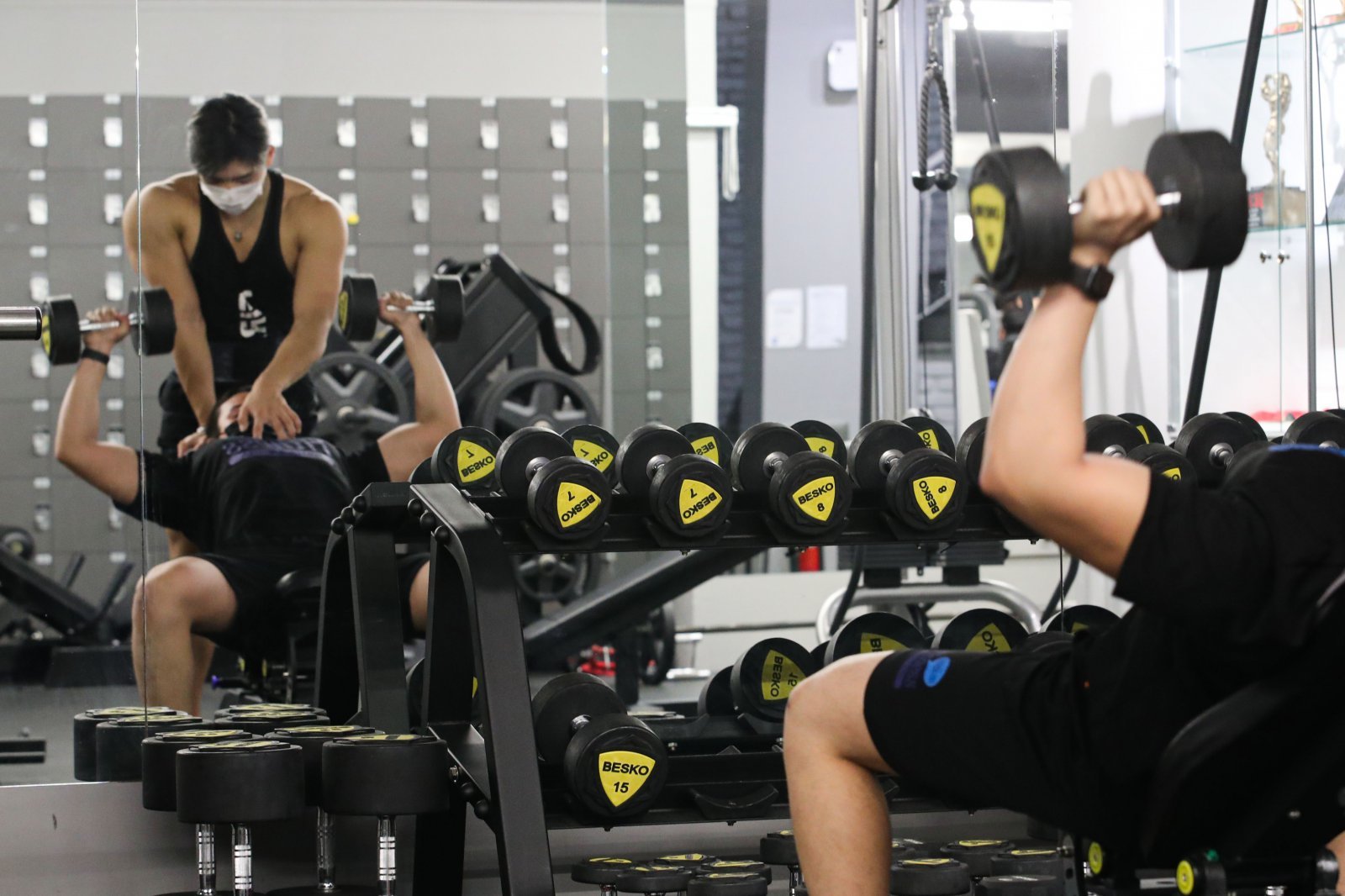 ‘단계적 일상회복(위드 코로나)’ 시행 첫 날인 1일 오후 서울 강남구 디스이즈피트니스 청담점에서 트레이너가 운동하고 있다. 위드 코로나 시행으로 유흥시설을 제외한 식당과 카페 등 다중이용시설 영업시간 제한이 풀린다. 노래방과 헬스장 등 시설에는 백신 접종완료를 증명하는 ‘방역패스’가 도입된다. 사적 모임은 수도권은 10명, 비수도권은 12명까지 가능하다. 2021.11.01. [서울=뉴시스]