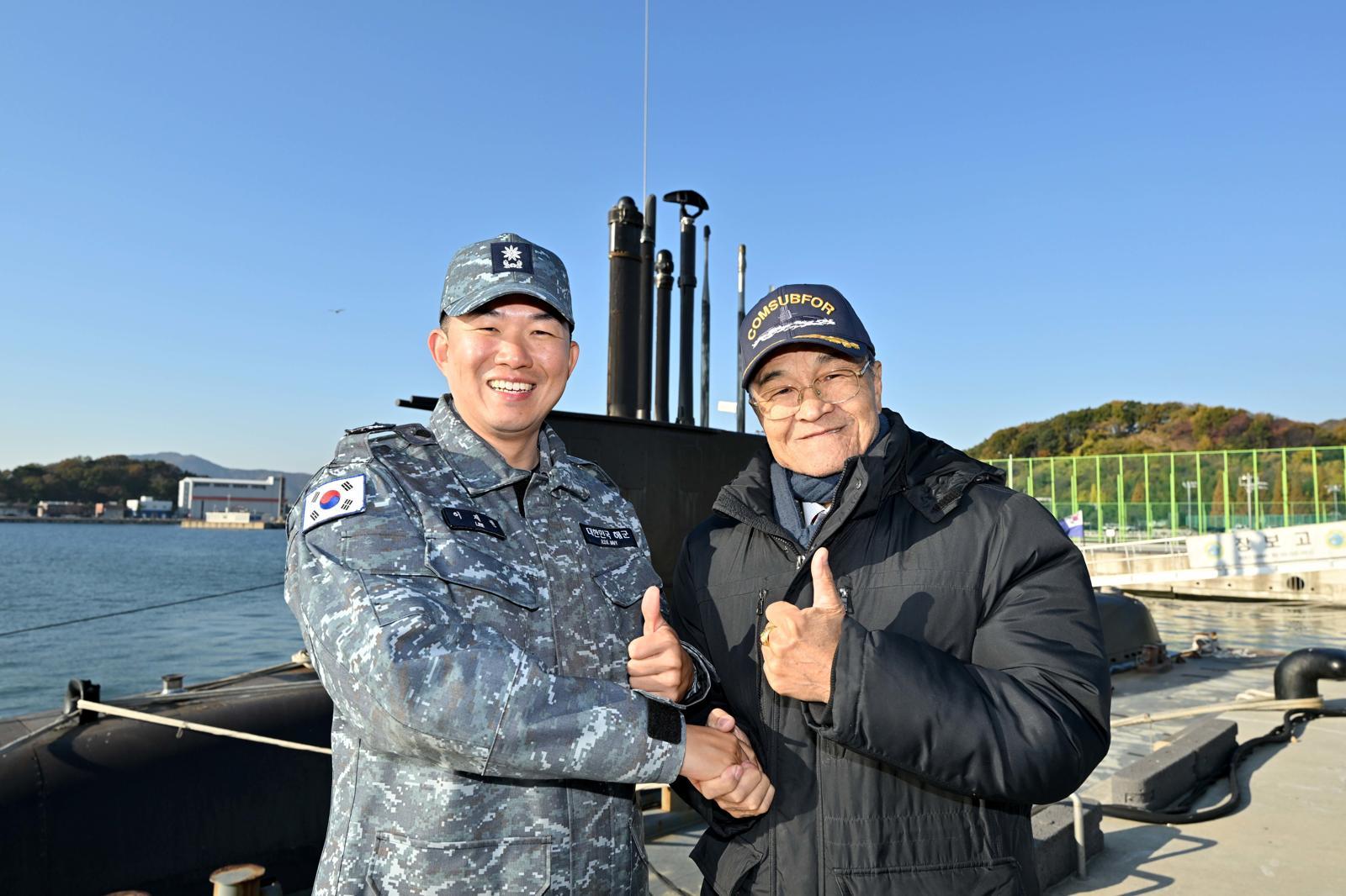 안병구 초대함장(오른쪽)과 이제권(소령) 장보고함장이 19일 대한민국 1번 잠수함 장보고함의 마지막 항해를 앞두고 진해 해군기지에 정박 중인 장보고함 앞에서 기념사진을 촬영하고 있다.  2025.11.19/해군 제공
