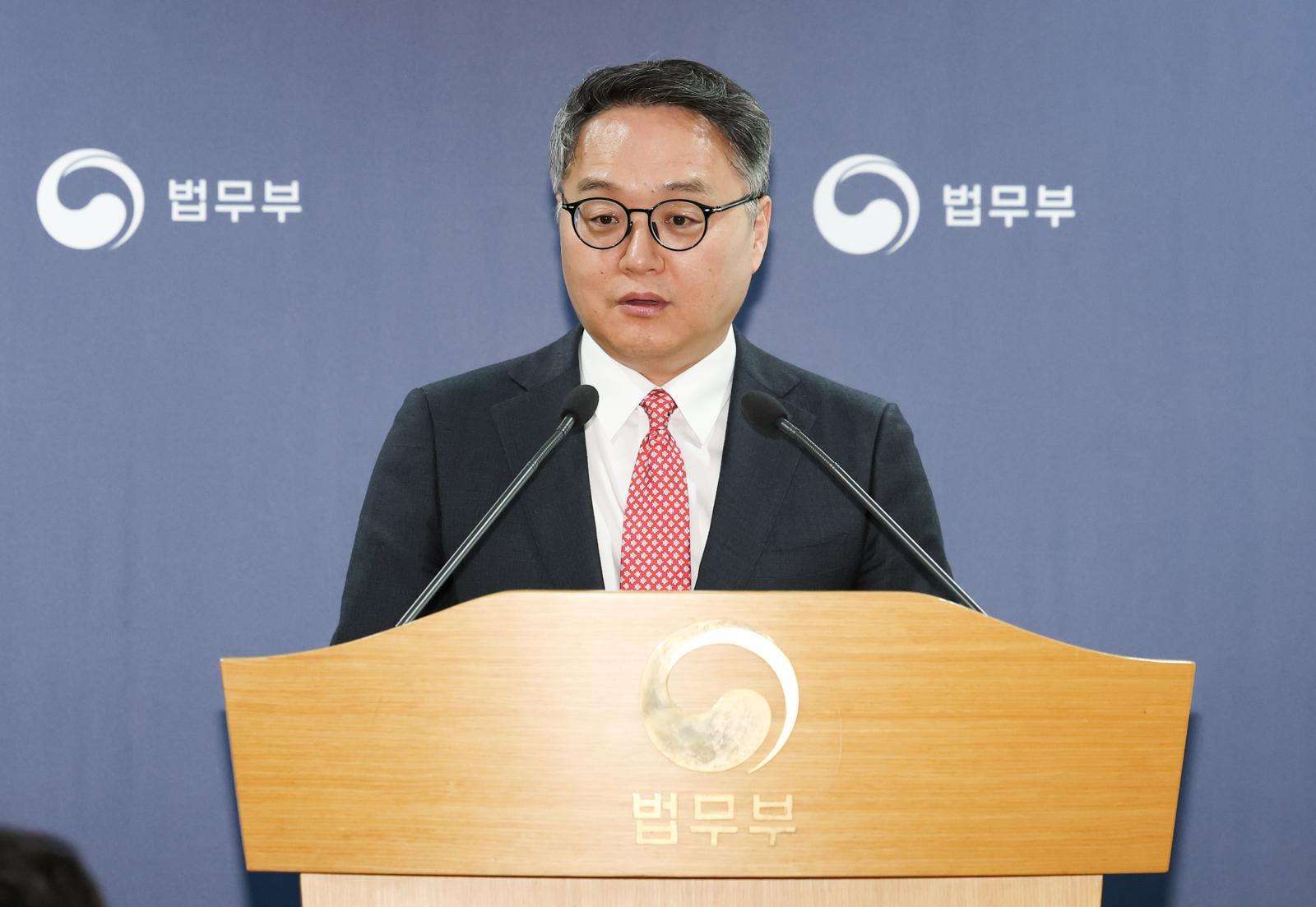 정홍식 법무부 국제법무국장이 19일 오후 경기 과천시 법무부 브리핑실에서 론스타 ISDS 취소 결정 선고 관련 브리핑을 하고 있다. 2025.11.19 뉴시스