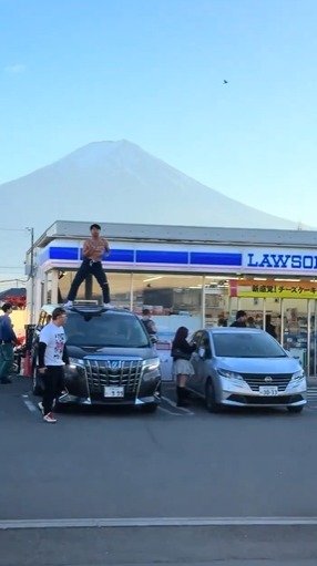 태국 유튜버 잭 파포가 일본 후지산 인증사진 명소에서 상의를 탈의한 채 춤을 추고 있다. 2025.11.19 출처=엑스