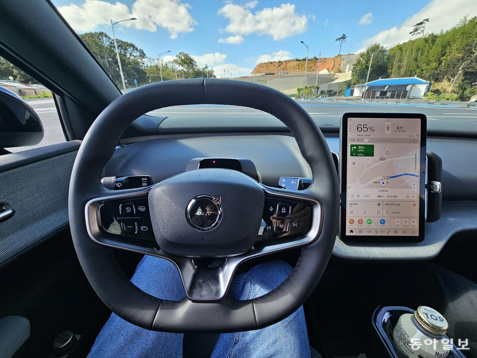 12.3인치 세로형 디스플레이 하나로 모든 기능을 통합한 미니멀리즘 실내 디자인이 깔끔하지만 물리 버튼에 익숙한 운전자는 조작에 어려움을 느낄 수 있다. 보령=김재형 기자 monami@donga.com