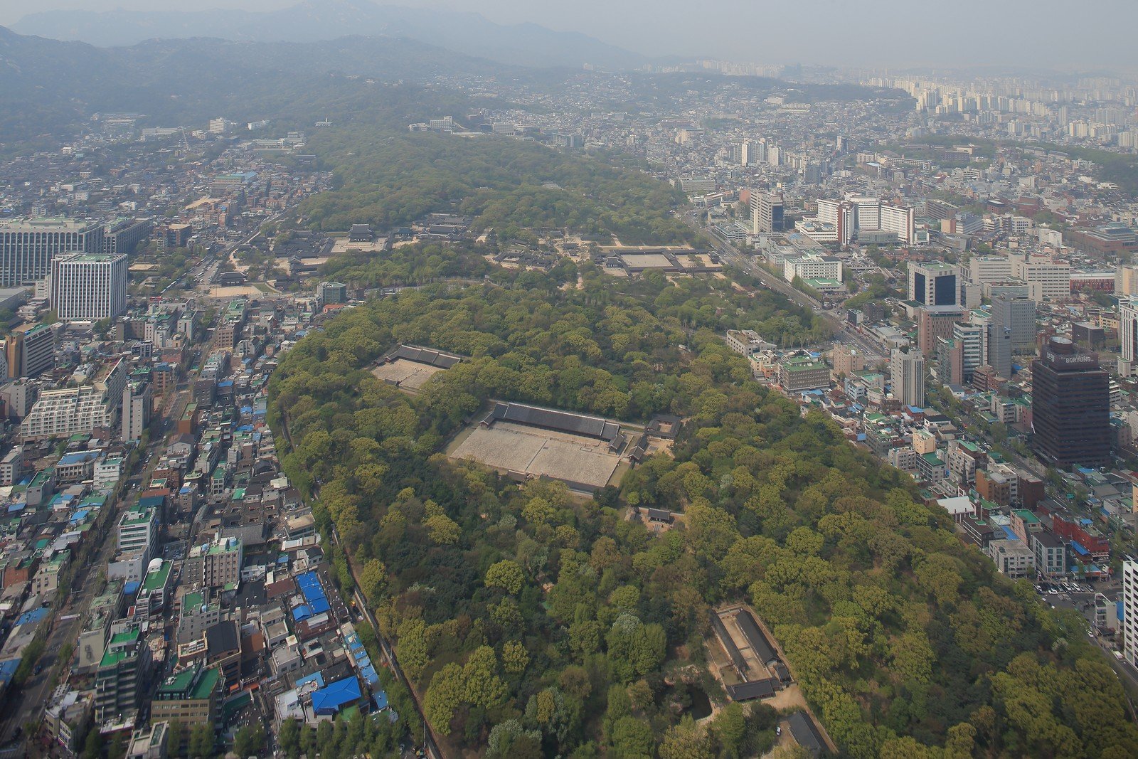 유네스코 세계문화유산인 서울 종묘 맞은편에 높이 145m 건물이 들어설 수 있도록 서울시가 최근 규제를 완화한 가운데 정치권 등을 중심으로 찬반 논쟁이 뜨겁다. 찬성 측은 낙후된 도심 개발을 위해 불가피하다는 입장이나 반대론자들은 고층 건물이 들어서면 종묘의 문화재적 가치가 훼손될 수 있다고 주장한다. 사진은 종묘 정전(正殿)의 전경(위쪽)과 상공에서 바라본 종묘의 모습. 국가유산청·서울연구원 제공