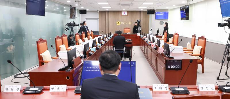 19일 오전  양우식 운영위원장을 인정하지 못하겠다며 경기도지사 비서실장 등 보좌진 6명이 행정사무감사에 불참하면서  파행 운영됐다. 경기도의회 운영위원회 회의실 모습. 경기도의회 제공