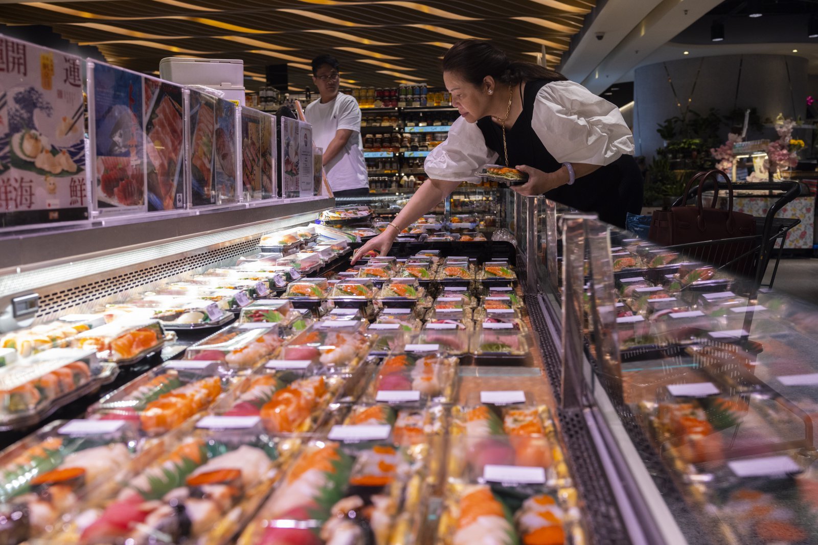 지난 2023년 7월 12일 홍콩에서 고객들이 일본산 수입 해산물을 둘러보고 있다. 2025.11.19 [홍콩=AP/뉴시스]