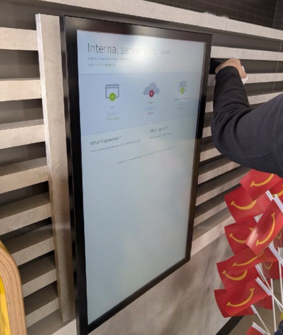 18일(현지 시간) 클라우드플레어의 오류로 미국 패스트푸드업체 맥도날드의 키오스크가 먹통이 됐다며 한 ‘X’ 사용자가 올린 사진. 이 매장이 어느 나라에 있는 지는 알려지지 않았다. 사진 출처 ‘X’