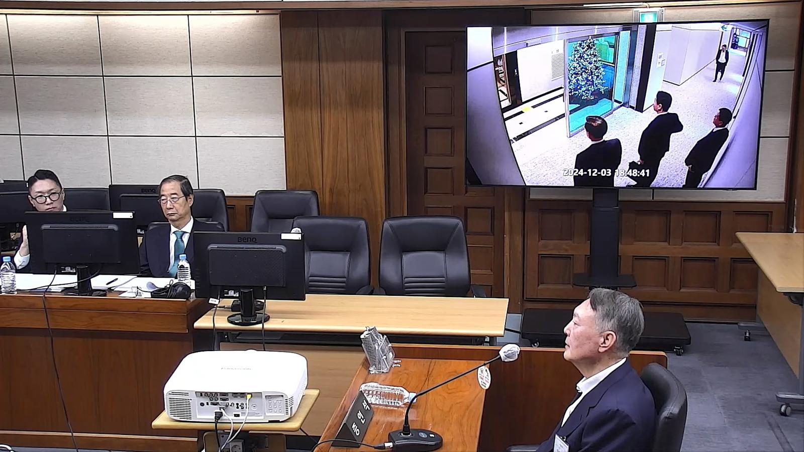 19일 윤석열 전 대통령이 서울 서초구 서울중앙지법에서 열린 한덕수 전 국무총리 재판에 증인으로 출석했다. 법원 재판 화면 캡처