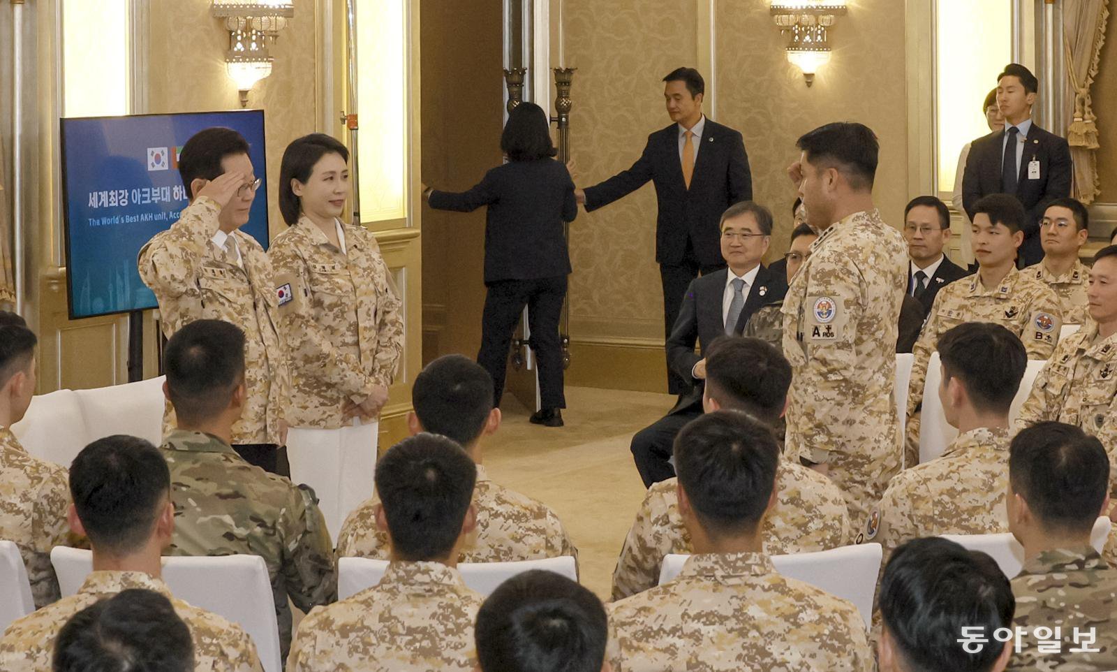 이재명 대통령과 김혜경 여사가 19일(현지시간) UAE 아부다비에 있는 한 호텔에서 아크부대 장병들을 만나 격려를 하고 있다. 아부다비=송은석 기자 silverstone@donga.com