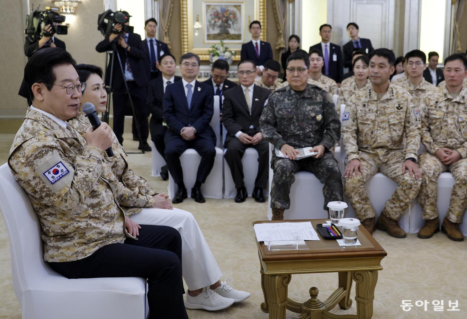 이재명 대통령과 김혜경 여사가 19일(현지시간) UAE 아부다비에 있는 한 호텔에서 아크부대 장병들을 만나 격려를 하고 있다. 아부다비=송은석 기자 silverstone@donga.com