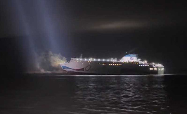 19일 오후 8시 16분쯤 전남 신안군 장산면 족도에 260여명이 탑승한 여객선이 좌초돼 해경이 구조 작업을 벌이고 있다. 목포해경 제공