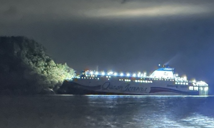 19일 오후 8시 16분경 제주에서 전남 목포로 향하던 2만6546t급 국내 여객선 퀸제누비아2호가 신안군 장산면의 무인도인 족도 남쪽에 좌초돼있다. 신고한 승객은 “여객선 뱃머리가 섬에 올라탔다”는 취지로 말한 것으로 전해졌다. 여객선에는 승객 246명과 선원 21명이 타고 있었고, 차량 118대가 실려있었다. 목포해양경찰서 제공