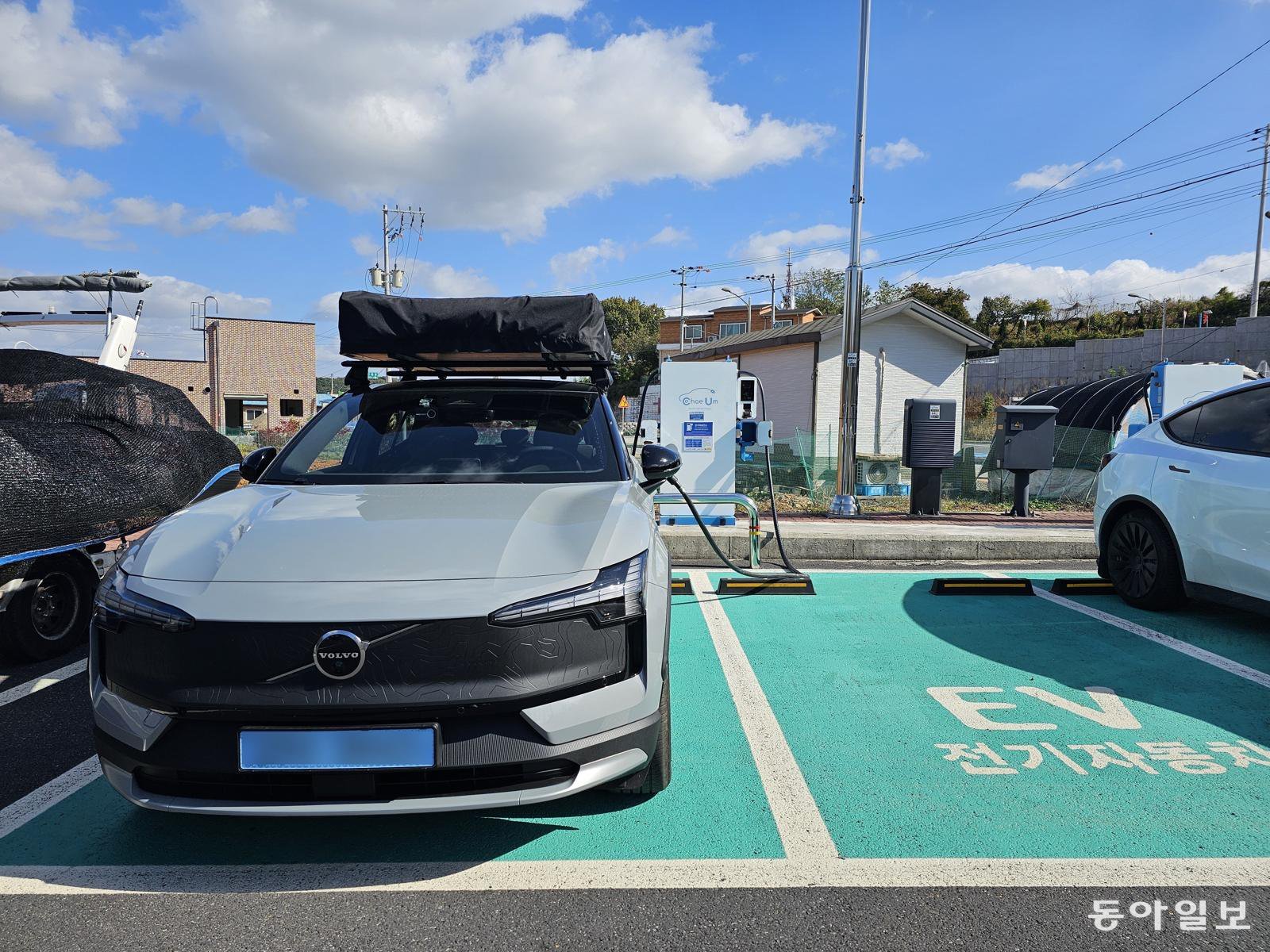이달 초 충남 보령시의 한 바닷가에서 볼보 EX30 크로스컨트리 루프 텐트를 펼친 모습(위쪽 사진)과 급속 충전 중인 모습(아래 사진). 보령=김재형 기자 monami@donga.com