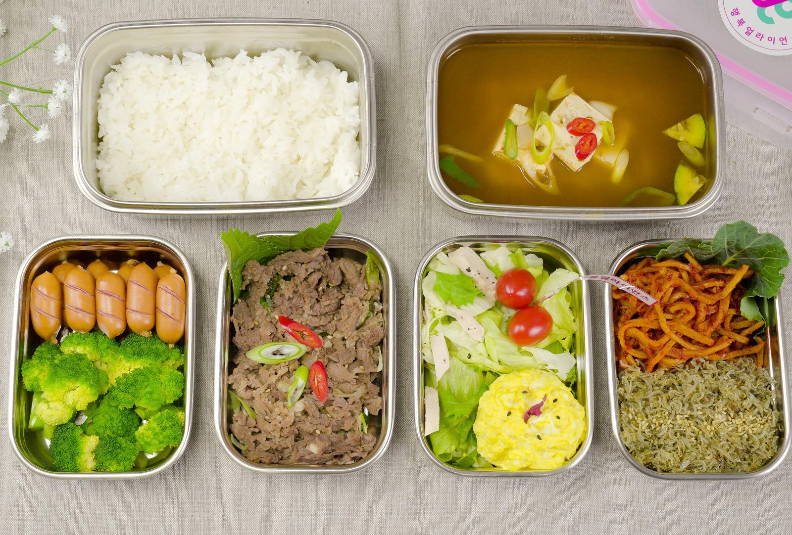 아프리카에서 온 다문화가정 아이들을 돌보는 ‘조이하우스’에서 아이들이 밥을 먹고 있다. 아래 사진은 행복두끼 프로젝트에서 결식 우려 아동이 지원받는 행복도시락. 파주시청은 행복두끼 프로젝트에 참여해 1년간 파주시 내 결식 우려 아동 40명을 대상으로 총 1만400식을 지원할 예정이다. 행복나래 제공