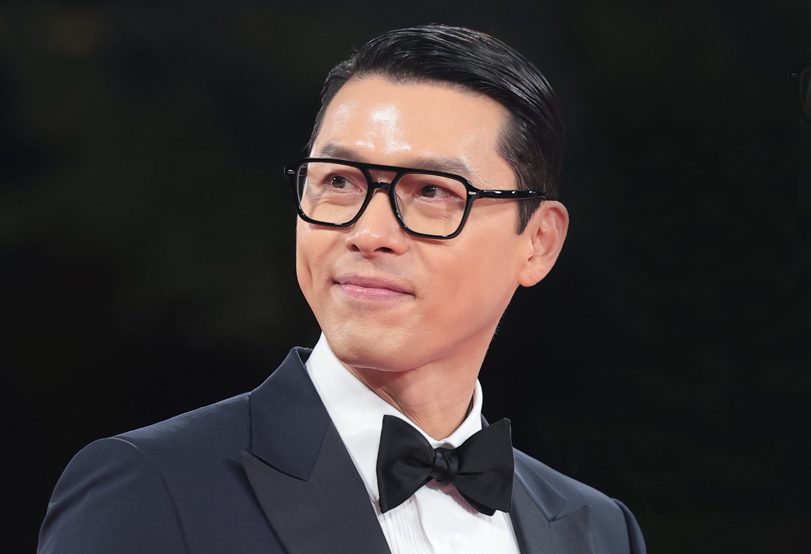 배우 현빈이 19일 오후 서울 영등포구 KBS홀에서 열린 제46회 청룡영화상 시상식에 참석해 레드카펫을 밟고 있다. 뉴스1