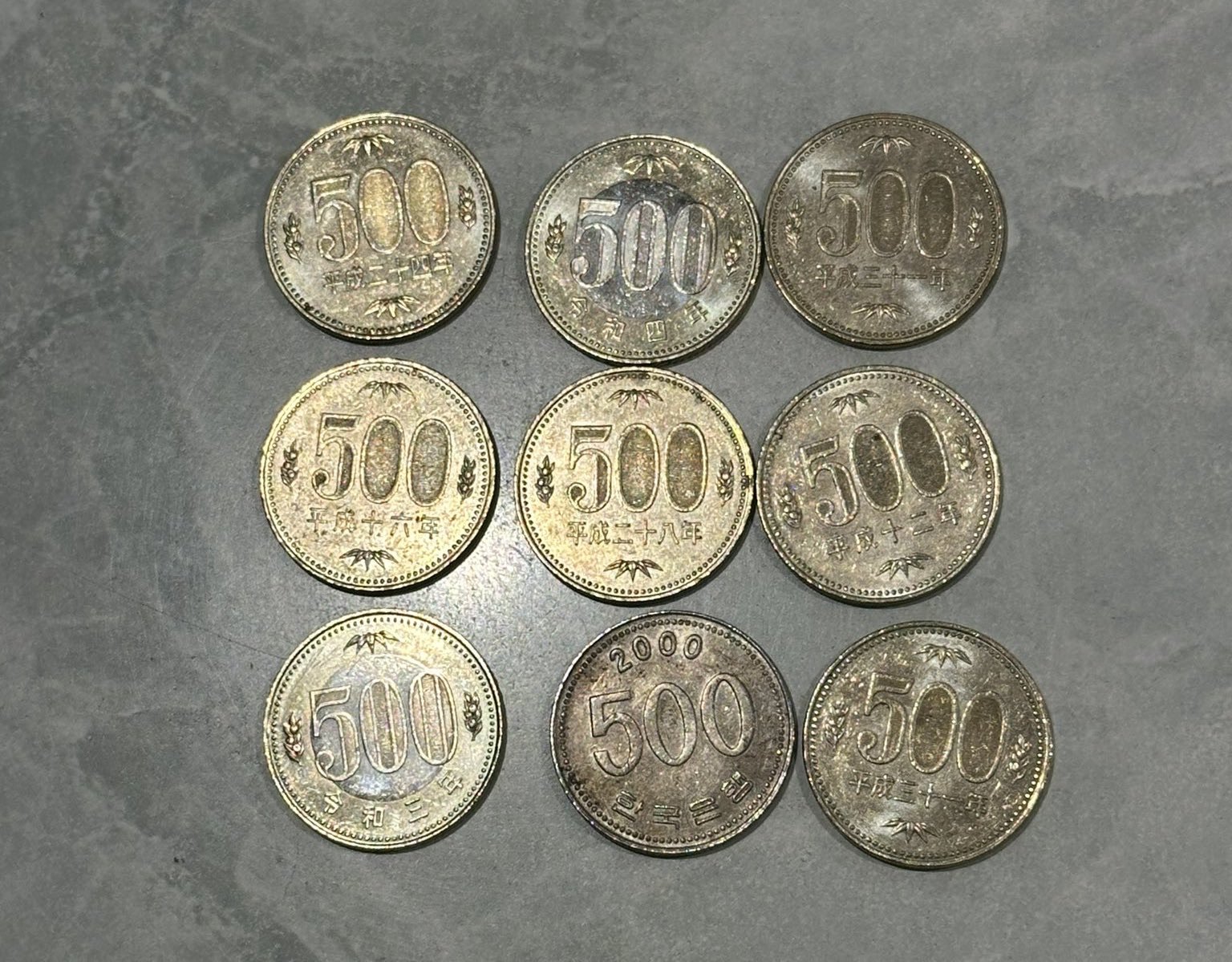 500엔 동전 사이에 섞인 500원 동전. ⓒ뉴시스