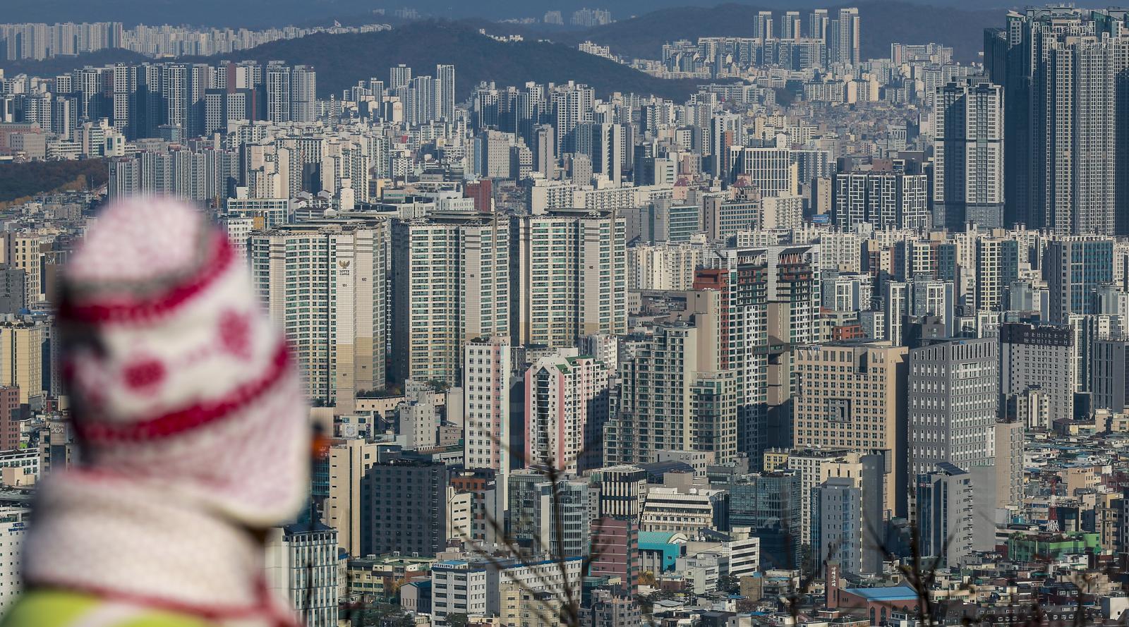 17일 서울 남산에서 시내 아파트가 보이고 있다.  뉴시스