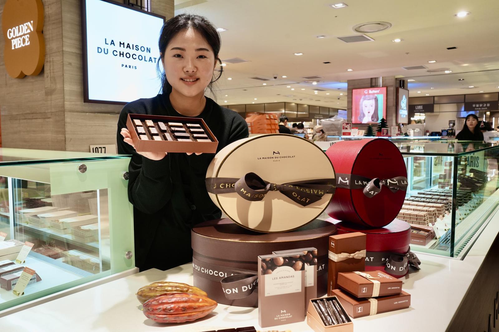 서울시 중구 소공동에 위치한 롯데백화점 본점 지하 1층 ‘라 메종 뒤 쇼콜라’ 팝업스토어에서 모델이 상품을 홍보하고 있다. 롯데백화점 제공