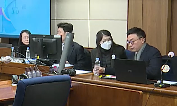 19일 서울중앙지법 서관 424호에서 열린 정치자금법 위반 혐의 재판에 출석해 피고인석에 앉은 김건희 여사(오른쪽에서 두 번째). 그는 재판 중 건강 이상을 호소하다가 휠체어에 실려 대기실로 이동했다. 이날 재판부는 특검의 재판 중계 신청을 허용했다. 재판 화면 캡처