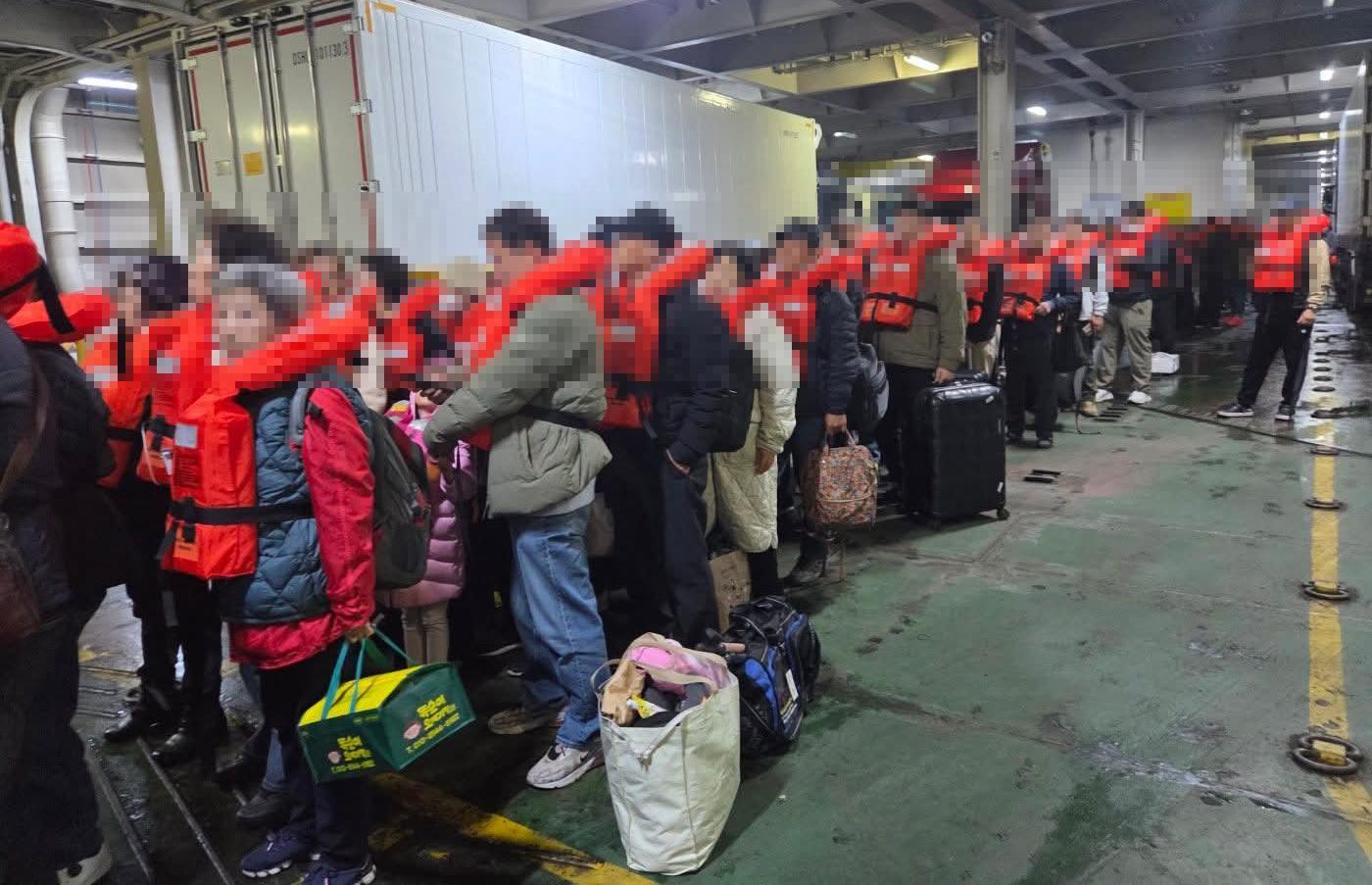 구명조끼 입고 기다리는 승객들 승객들이 구명조끼를 입은 채 줄을 서서 해경 함정에 옮겨 탈 준비를 하고 있다. 목포해양경찰서 제공