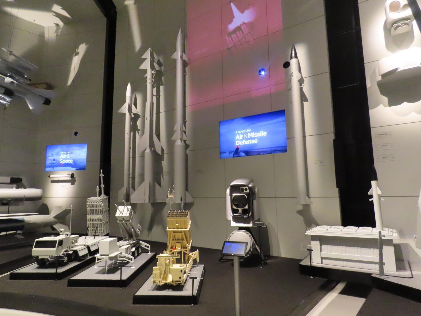 이스라엘 북부 하이파에 위치한 이스라엘 국영군수기업 라파엘사 본사의 쇼케이스 룸. 이스라엘 첨단 무기들의 모형이 전시돼있는 장소로 13일(현지 시간) 외신으로는 처음 동아일보 등 한국 언론에 공개됐다. 라파엘 제공