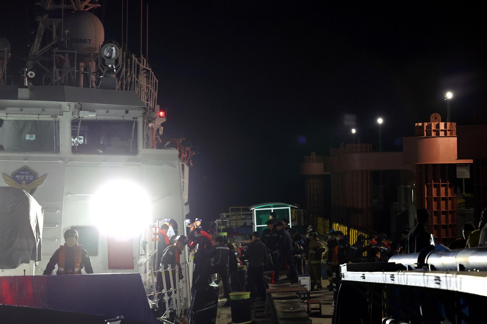 전남 신안 해상에서 좌초된 여객선 퀸제누비아2호 탑승객들 19일 밤 전남 목포해양경찰서 전용 부두로 도착하고 있다. 잔날 오후 8시 16분쯤 전남 신안군 장산면 족도에 267명(승객 246명, 승무원 21명)이 탑승한 여객선이 좌초돼 해경이 전원 구조했다. 2025.11.20/뉴스1