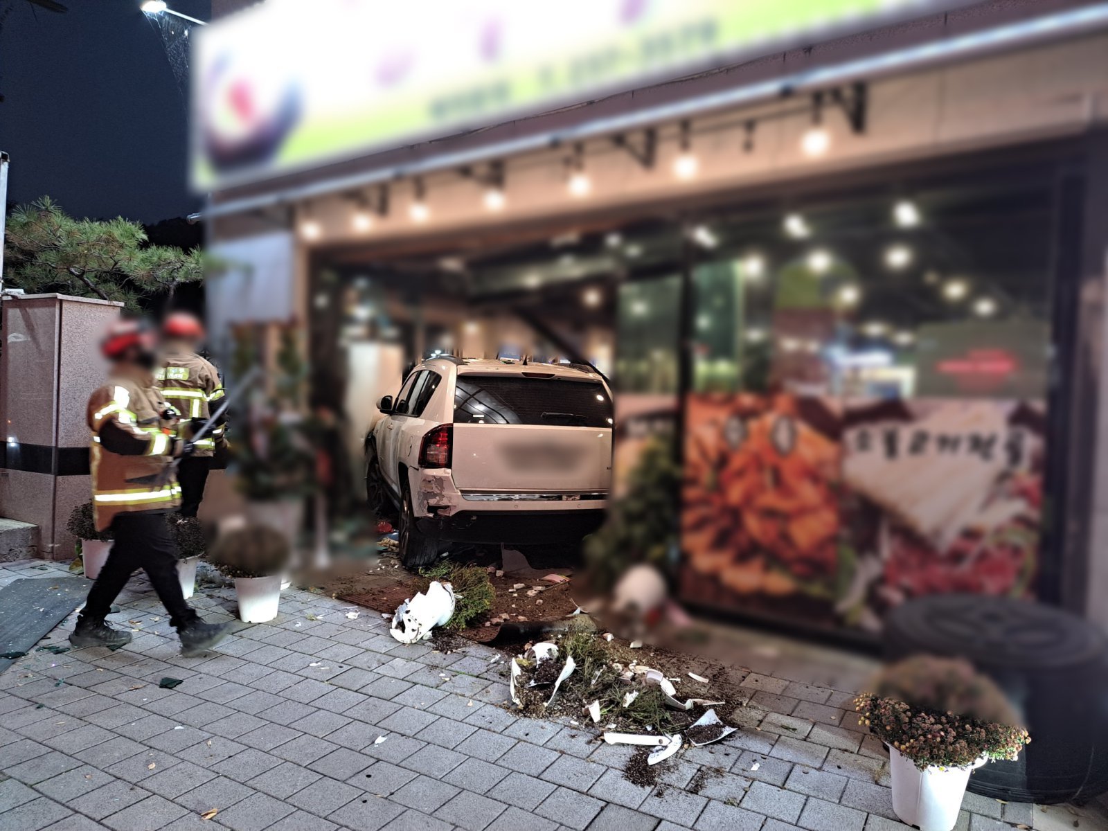 19일 울산 울주군에서 불법 유턴을 시도한 SUV가 식당으로 돌진했다.(울산경찰청제공)